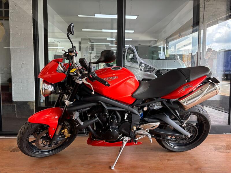 TRIUMPH STREET TRIPLE 675