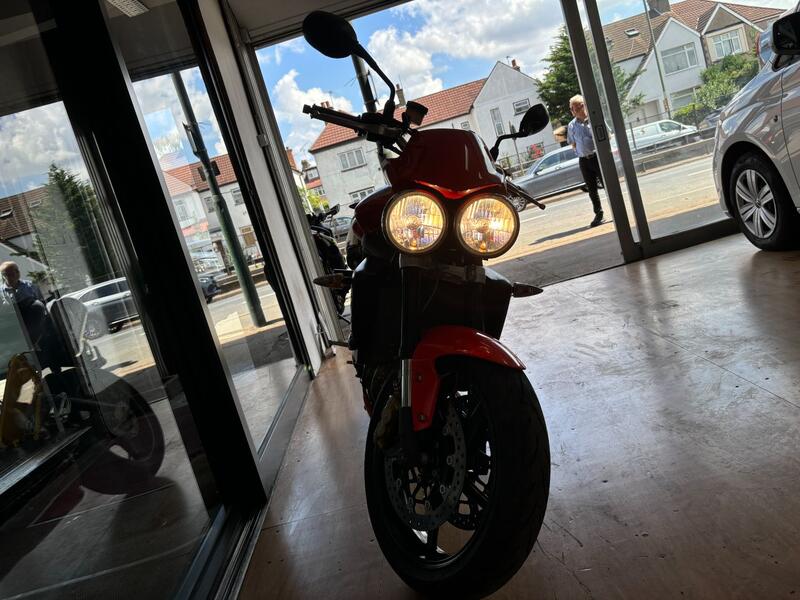 TRIUMPH STREET TRIPLE 675