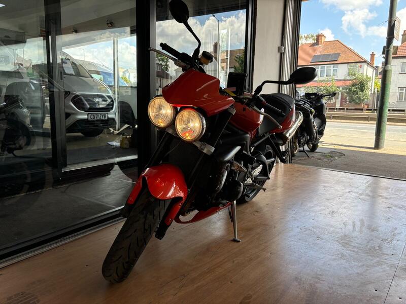 TRIUMPH STREET TRIPLE 675